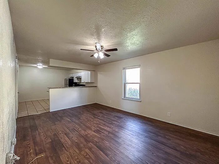 2 bed, 1.0 bath, 842 sqft, $1,095 — Photo 2