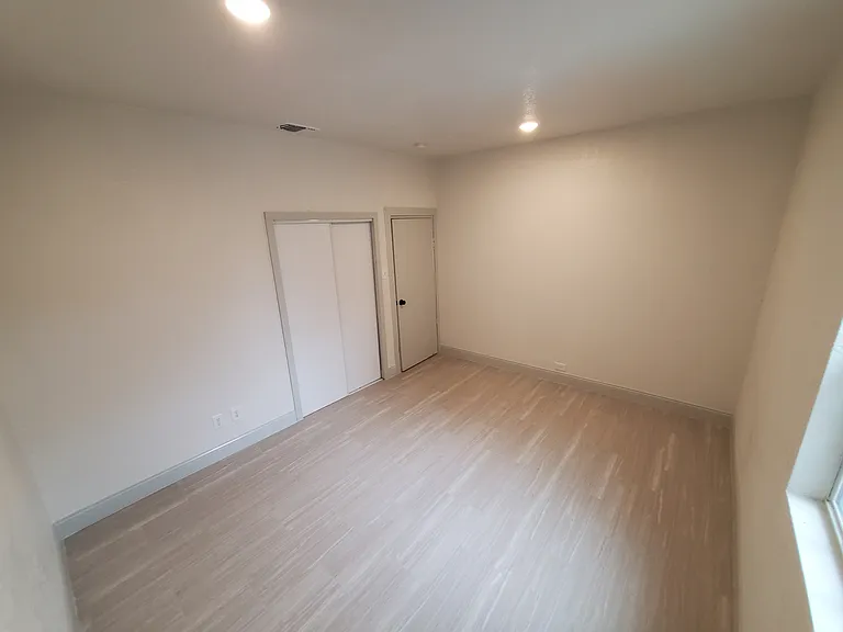 1923 W Poplar St — Photo 16