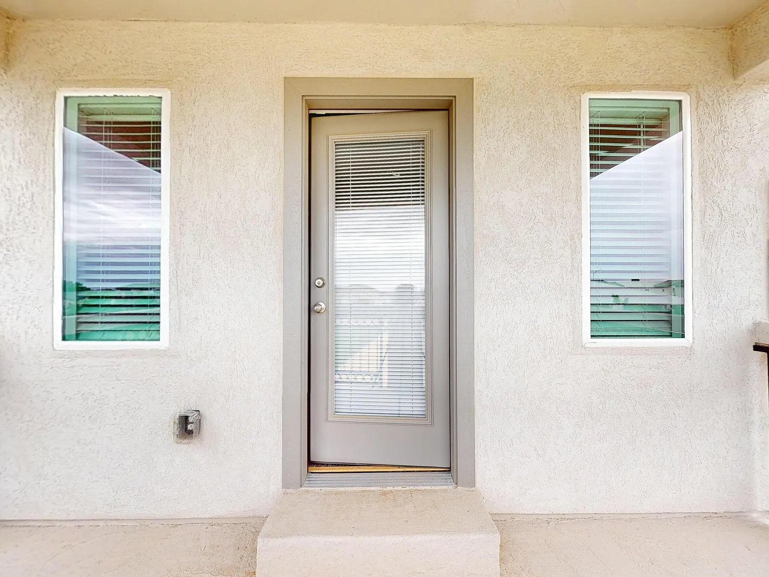 3 bed, 2.5 bath, 2004 sqft, $2,300 — Photo 2