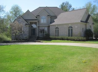 3650 Windwood Ct, Rochester, MI 48306