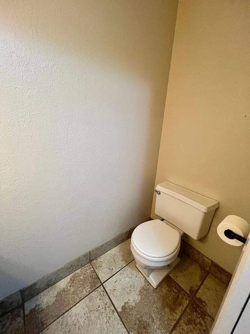 2 Bedroom 1.5 Bath Townhouse near Schools & Shopping — Photo 4