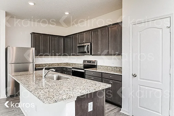 5 bed, 3.5 bath, 2268 sqft, $2,395 — Photo 2