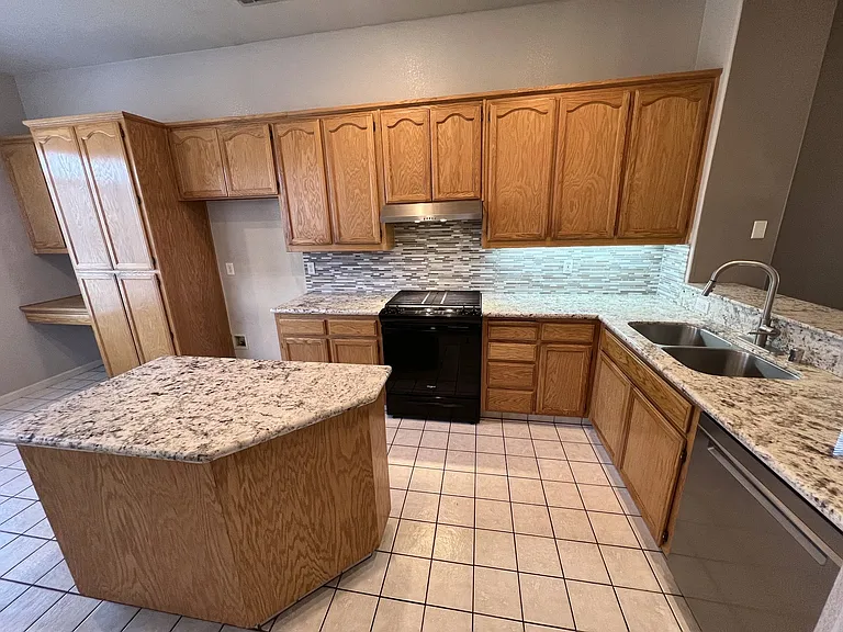1850 Exeter Dr — Photo 3