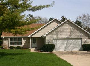 W225N4021 Grandview Dr, Pewaukee, WI 53072