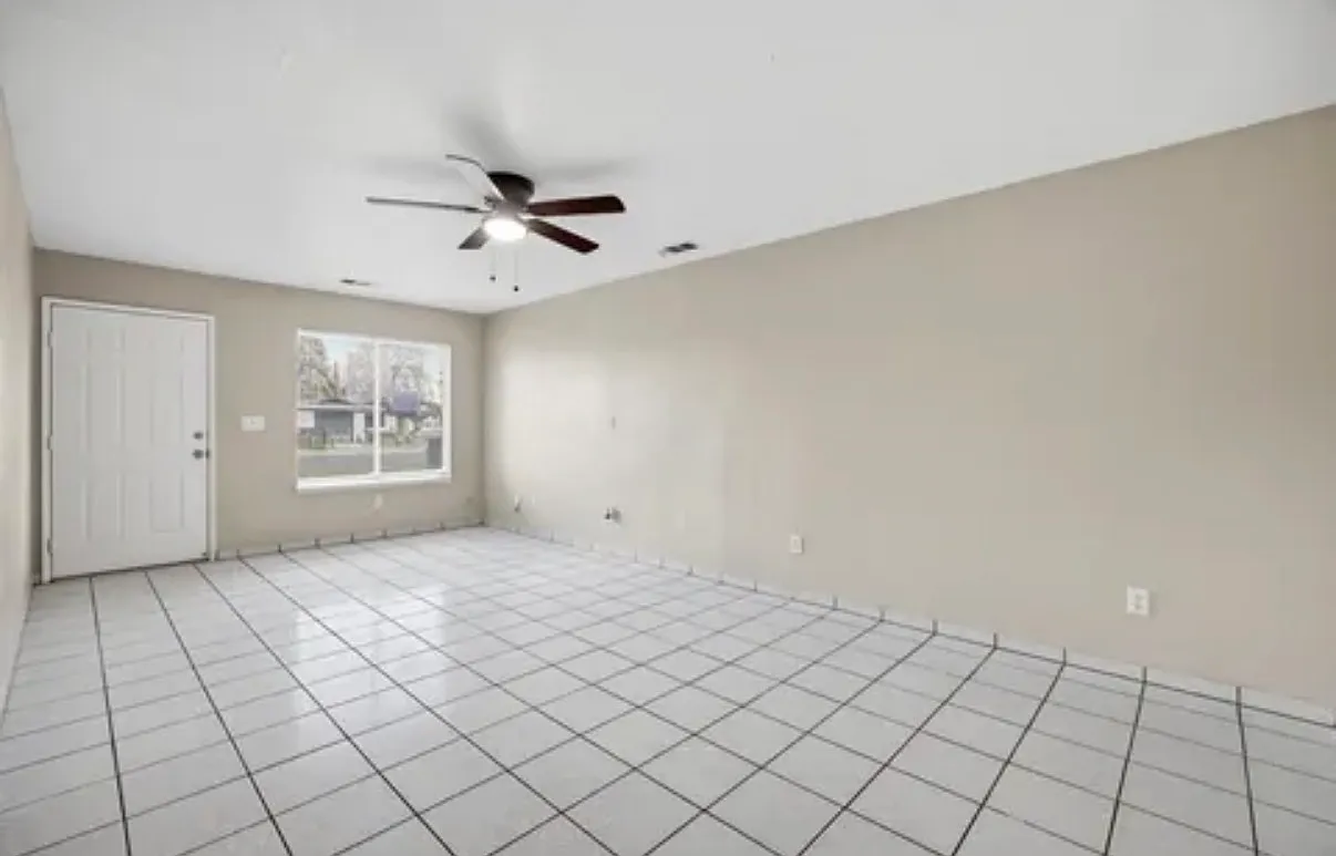 3 bed, 1008 sqft, $2,300 — Photo 4