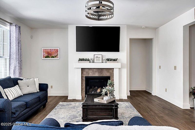 5th image of 4 Larsen Place