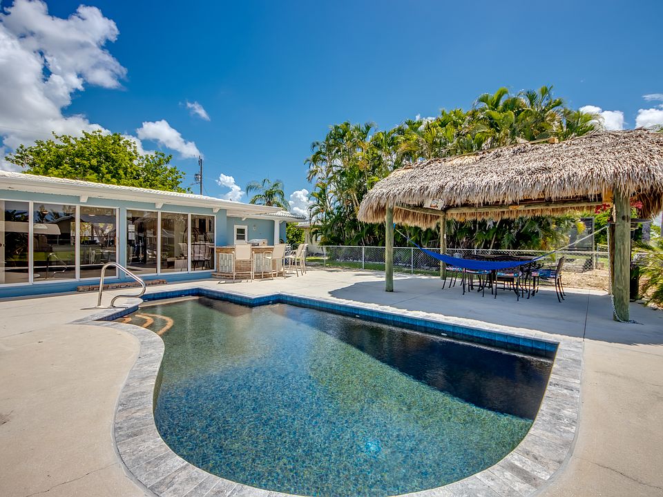 Jimmy Buffet would APPROVE of this perfect SW Florida lifestyle home. Entertaining friends & family just got a whole lot easier.