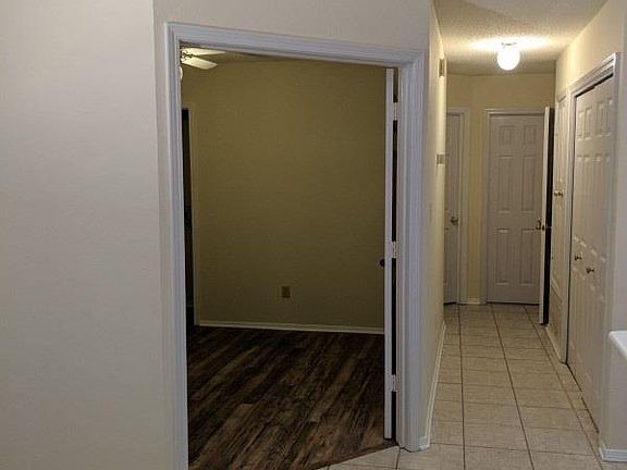 3rd image of 704 Cricket Cir