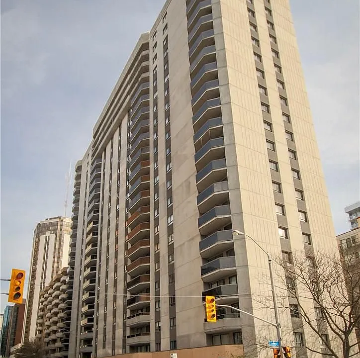 470 Laurier Ave W #403
