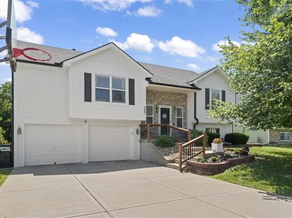 523 Hillbrook Dr, Lansing, KS 66043