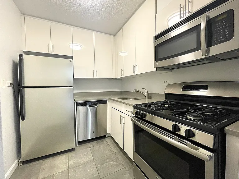 3333 Henry Hudson Pkwy #17C — Photo 1