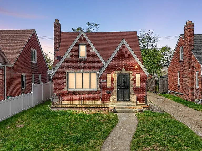 18915 Steel St — Photo 2