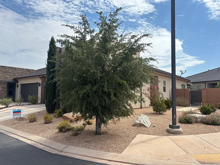 4849 S Martin Dr — Photo 2