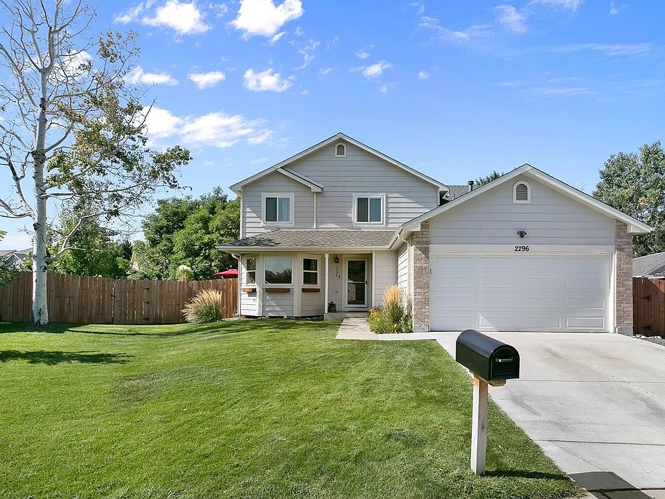 This Great Home sits on the interior of a cul-de-sac corner.