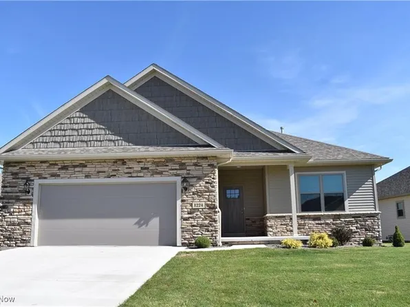 1224 Pine Bluff Dr NE, New Philadelphia, OH 44663