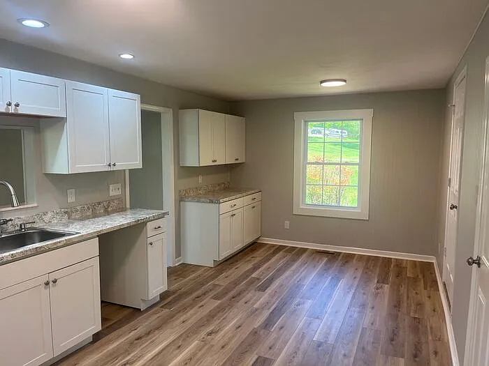 3 bed, 2.0 bath, 1951 sqft, $2,600 — Photo 4