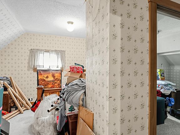 4th image of 38 Oak St