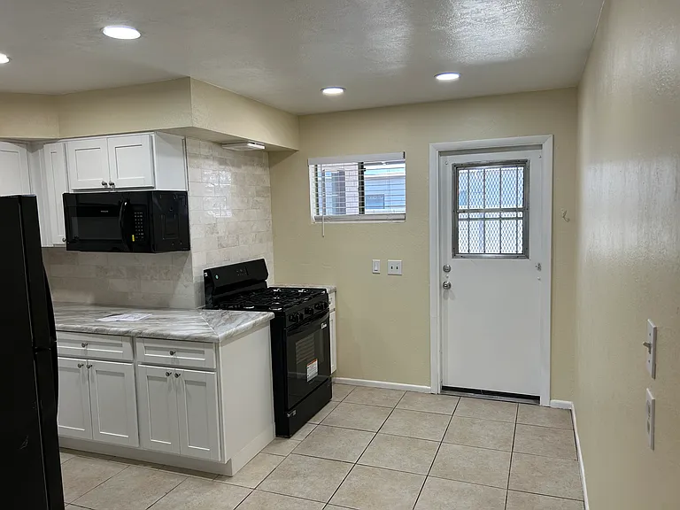 439 W Osborn Rd — Photo 8