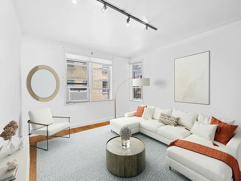305 W 52nd St #4A — Photo 1