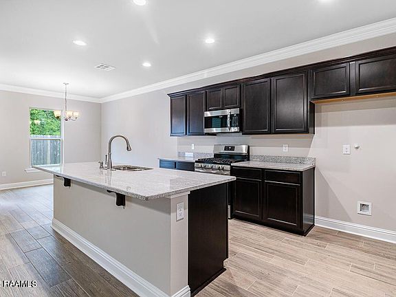 4th image of 211 Sparrowhawk St