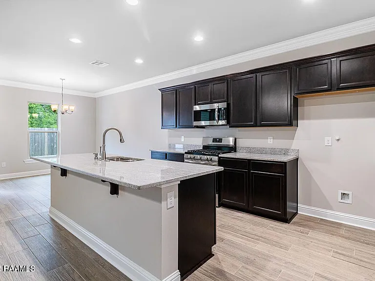 211 Sparrowhawk St — Photo 4