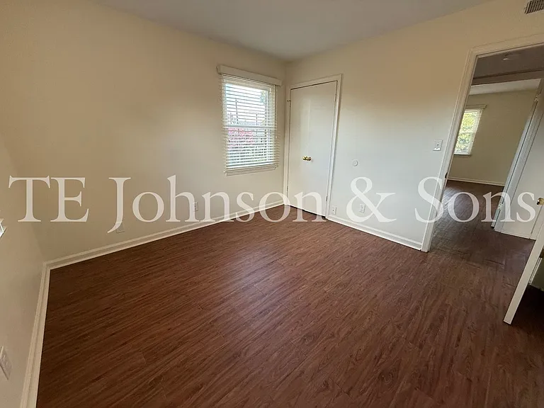 Modern 2 Bedroom Apartment with Water Included on Forsyth St — Photo 16