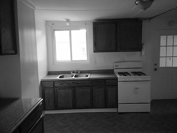 5th image of 441 Douglas Ave