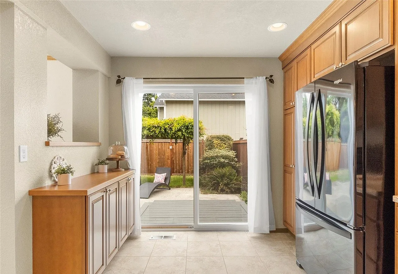 3 bed, 2.5 bath, 1633 sqft, $2,795 — Photo 2