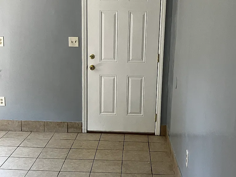 410 Woodbrook Dr — Photo 2