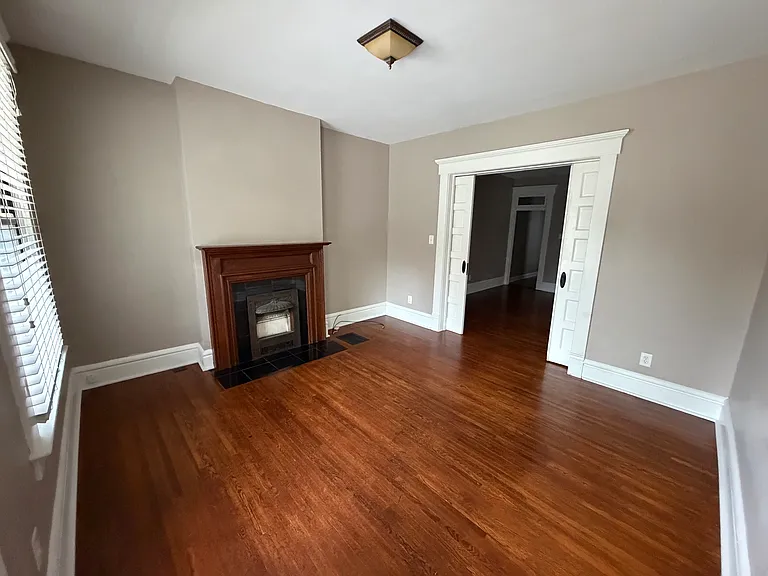 320 E Whittier St — Photo 2