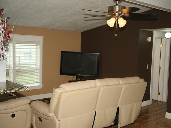 2nd image of 155 E 48th St Lot 70
