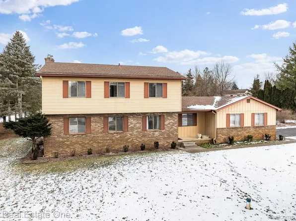 10381 Winsted Ln, Brighton, MI 48114