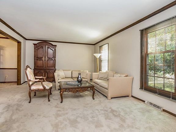 3rd image of 194 Rockland Dr