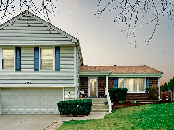 2207 Primrose Ln, Schaumburg, IL 60194