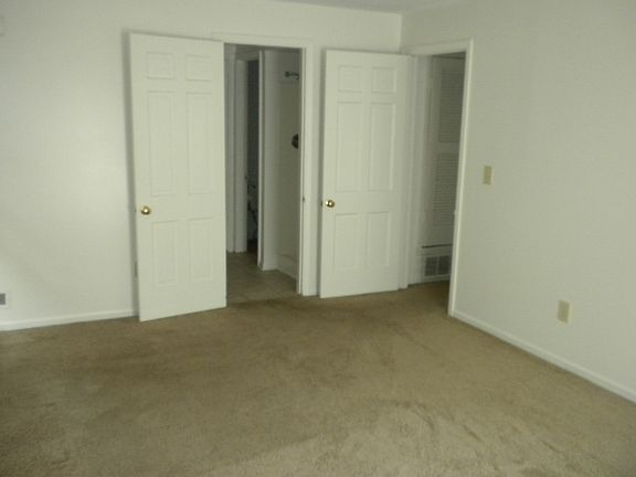 5th image of 247 E Blenkner St