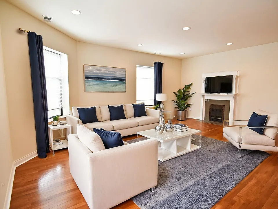 820 W Belmont Ave #3