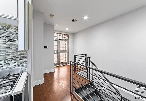 3rd image of 1346 Myrtle Ave #1C