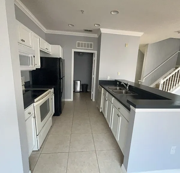 2550 Grand Central Pkwy #11 — Photo 4