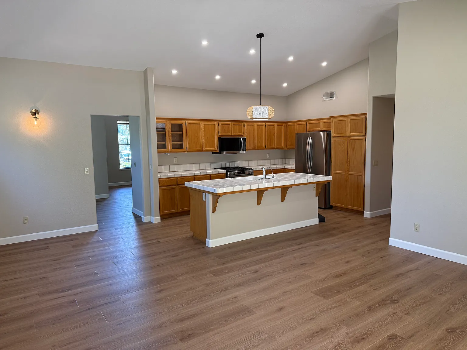 4 bed, 2189 sqft, $4,300 — Photo 2