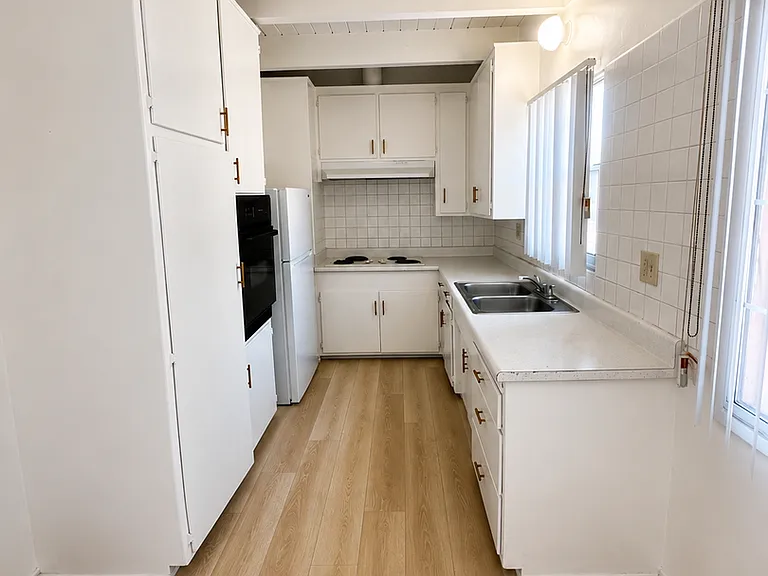 2102 S Pacific Ave — Photo 5