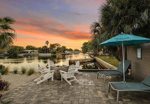 Apartment fire pit and outdoor seating area