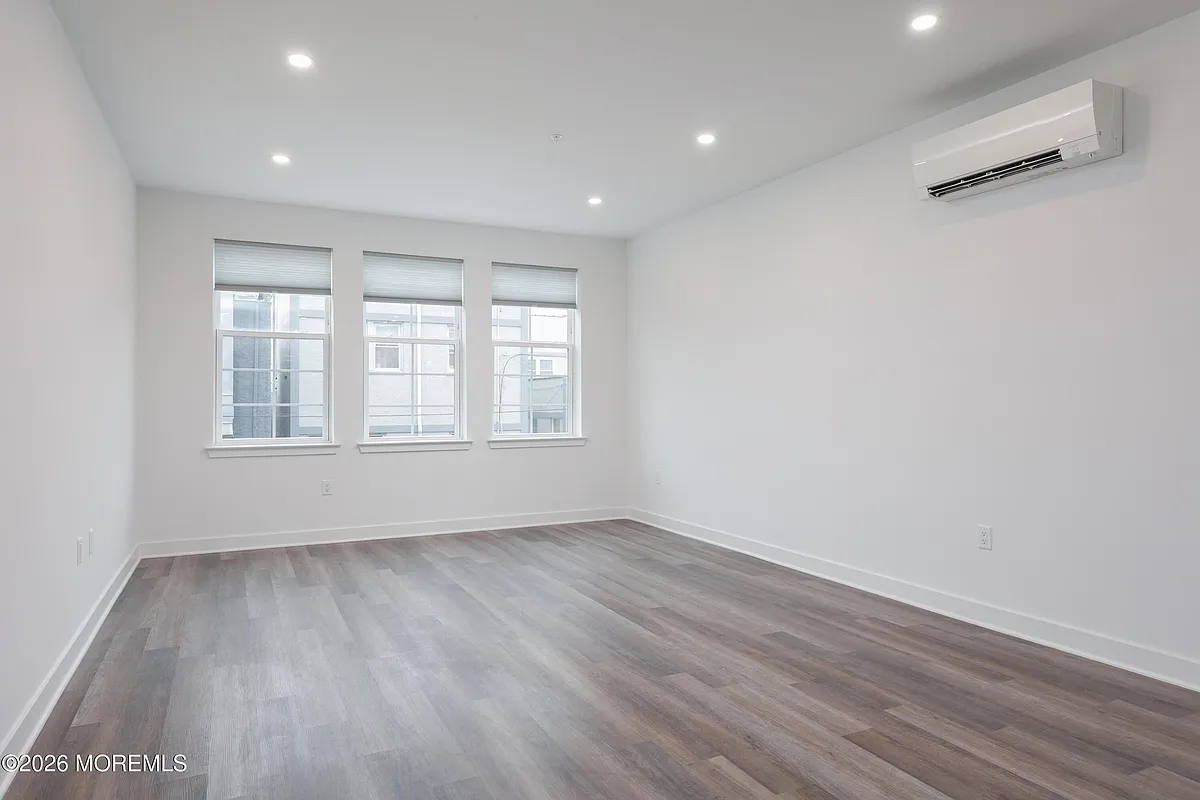 Building Photo - 6 W End Ct #206
