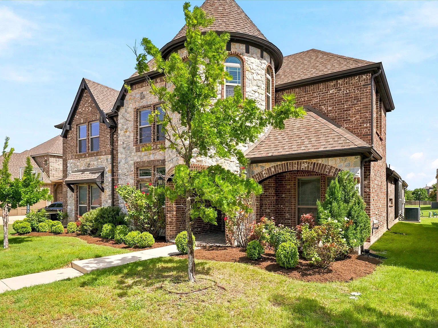 5 bed, 3927 sqft, $3,800 — Photo 3