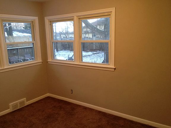 3rd image of 429 E Jarvis Ave