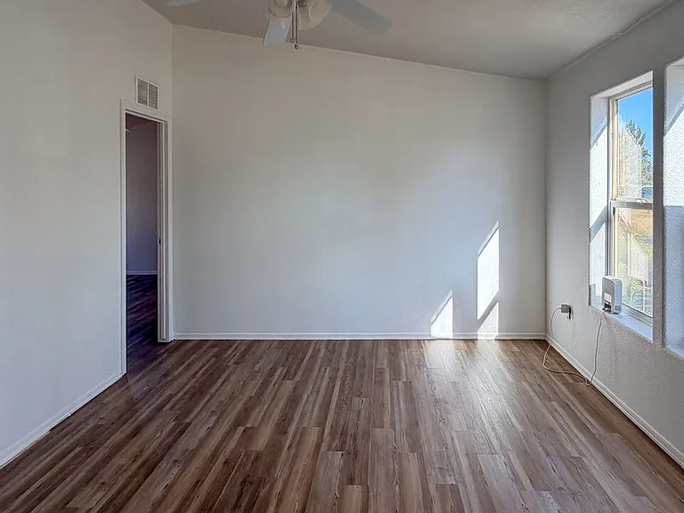 25120 Charina Ln — Photo 20