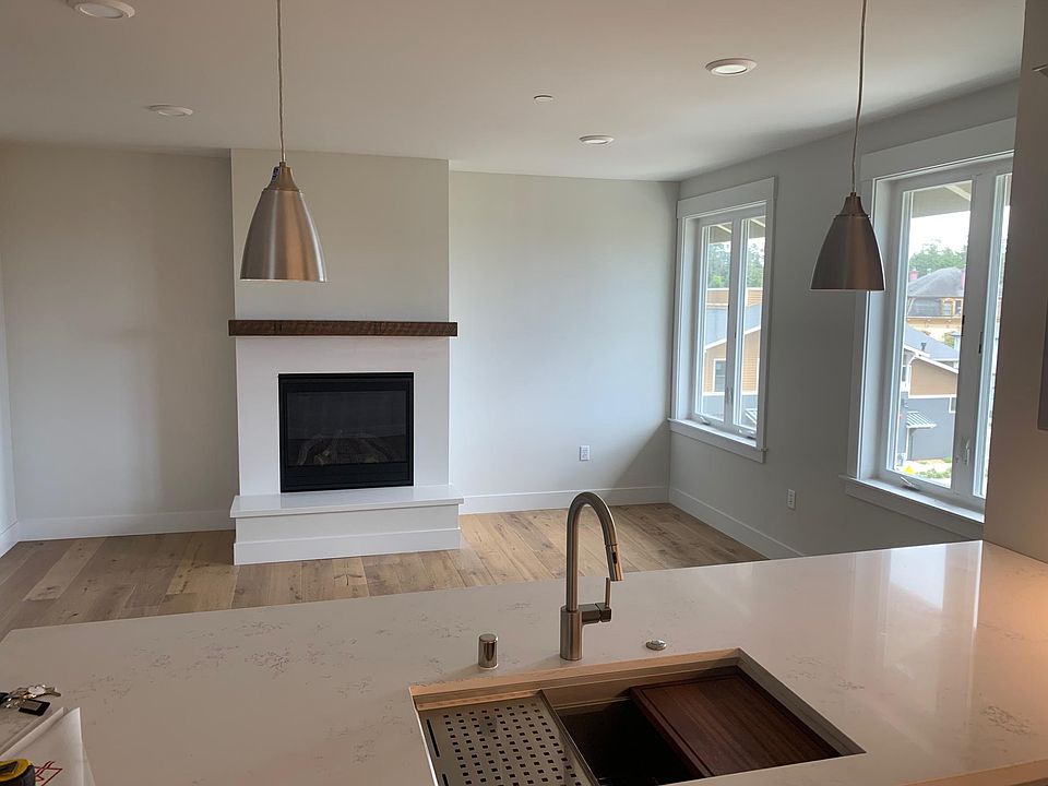 Living room, bar area and gas fireplace.