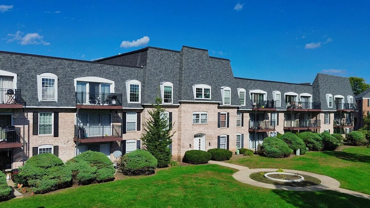 2 bed, 1.0 bath, 1000 sqft, $1,995 — Photo 1