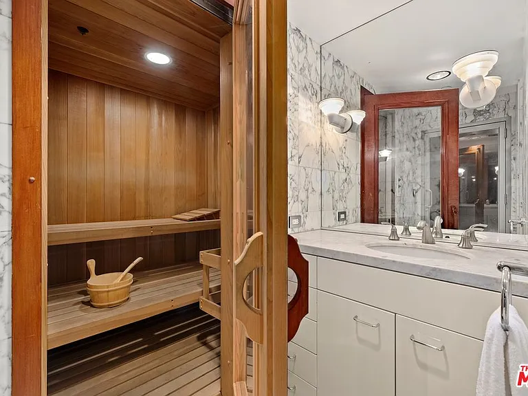 2260 Sunset Plaza Dr — Photo 15