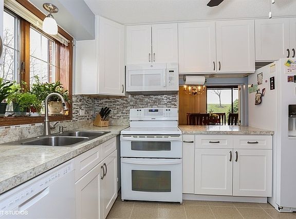 2nd image of 225 Windsor Ln Unit B