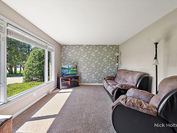 4th image of 99 Sunnybrook Dr SW